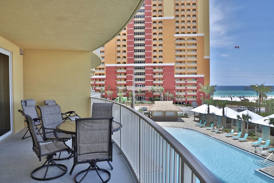 Private balcony with a breathtaking view of the Gulf!