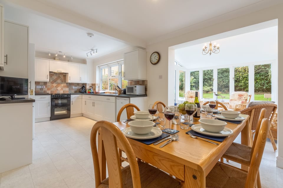 Arisaig, Wells-next-the-Sea: A spacious dining kitchen
