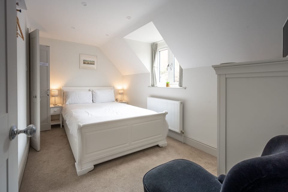 First floor: Master bedroom with king-size sleigh bed