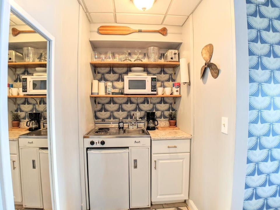 kitchenette- vacation sized!