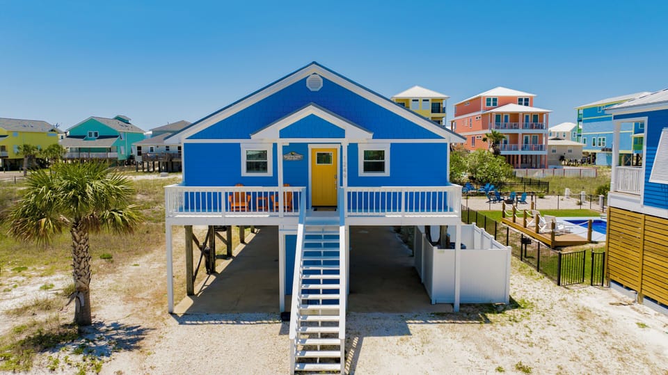 Updated pet-friendly beach cottage