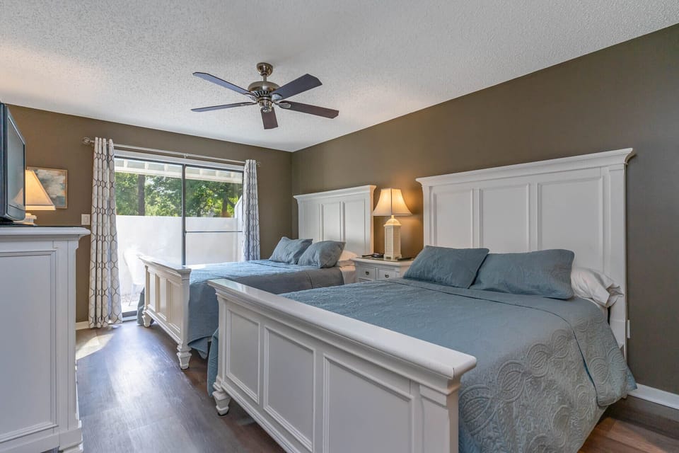 Guest Bedroom - The first guest bedroom has 2 queen beds, access to the guest bathroom and even has its own courtyard!