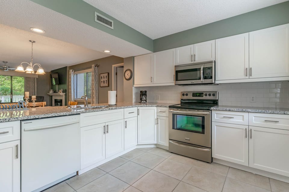 Kitchen - The kitchen has been recently updated and now has a gorgeous counter height granite bar and sleek tile backsplash.
