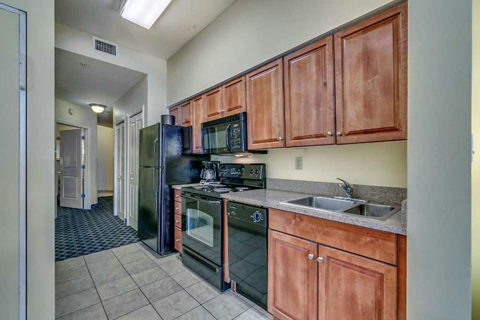 Full kitchen - great for cooking! 