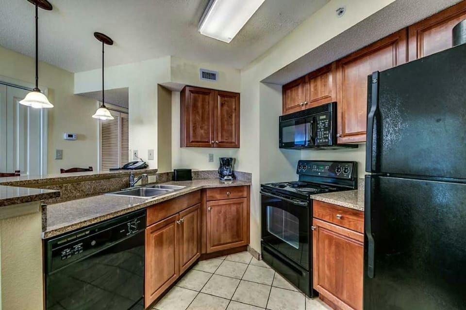 Full kitchen 