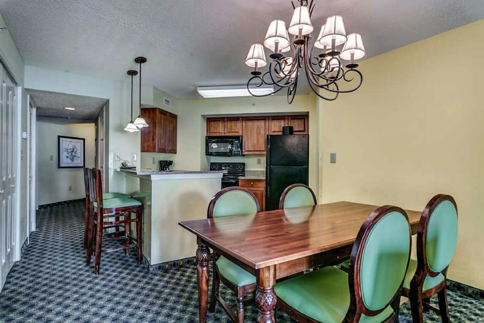 Dining room and breakfast bar 