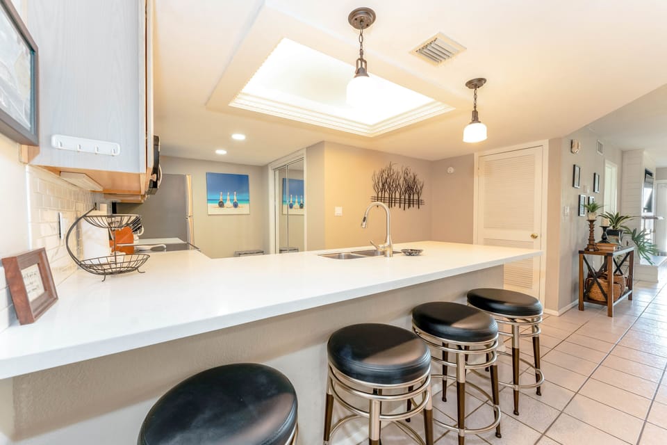 Whip up a breakfast feast while you catch up on convos with the kids around our brunch bar.