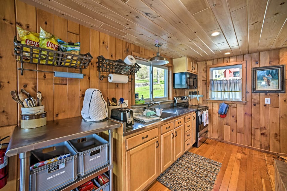 Kitchen | Well-Equipped | Toaster | Keurig | Spices