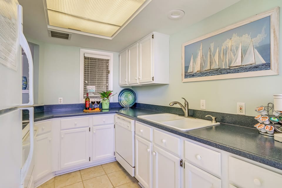 Kitchen | Cooking Basics | Coffee Maker | Paper Towels/Trash Bags Provided