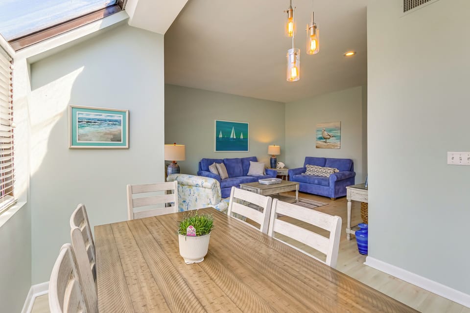 Dining Area | Dishes & Flatware Provided