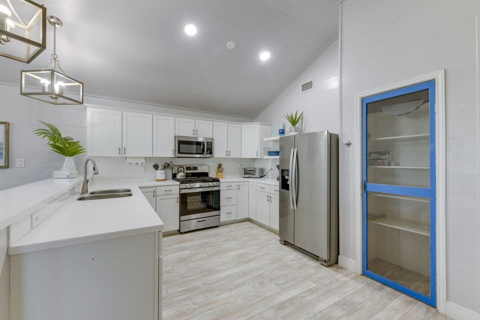 Kitchen | Cooking Basics | Bar Seating | Drip & Keurig Coffee Makers | Pantry