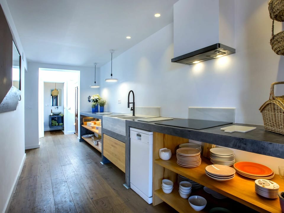 Cabinetry, Countertop, Property, Wood, Kitchen, Interior Design, Tableware, Drawer, Flooring, Floor