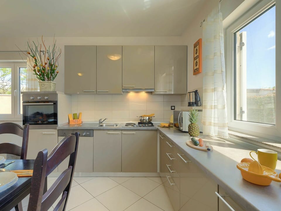 Cabinetry, Countertop, Kitchen Sink, Property, Sink, Tap, Window, Kitchen Stove, Kitchen, Interior Design