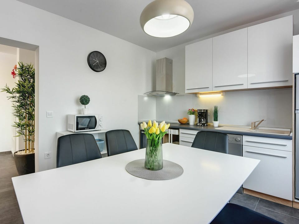 Plant, Building, Property, Cabinetry, Furniture, Table, Flower, Countertop, Interior Design, Architecture
