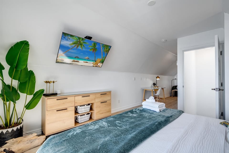Queen Bedroom