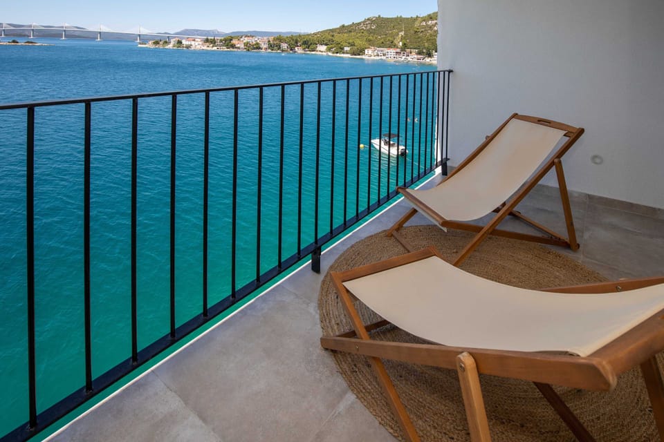 Villa (Six Bedroom Villa with Pool) | Balcony