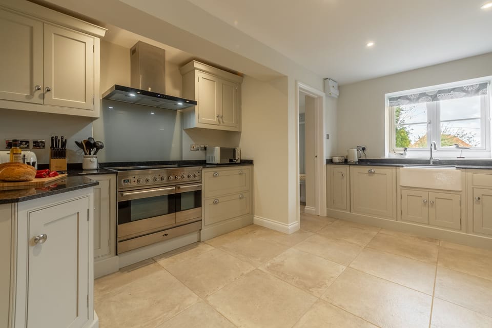Ground floor: Plenty of space in the well-equipped kitchen