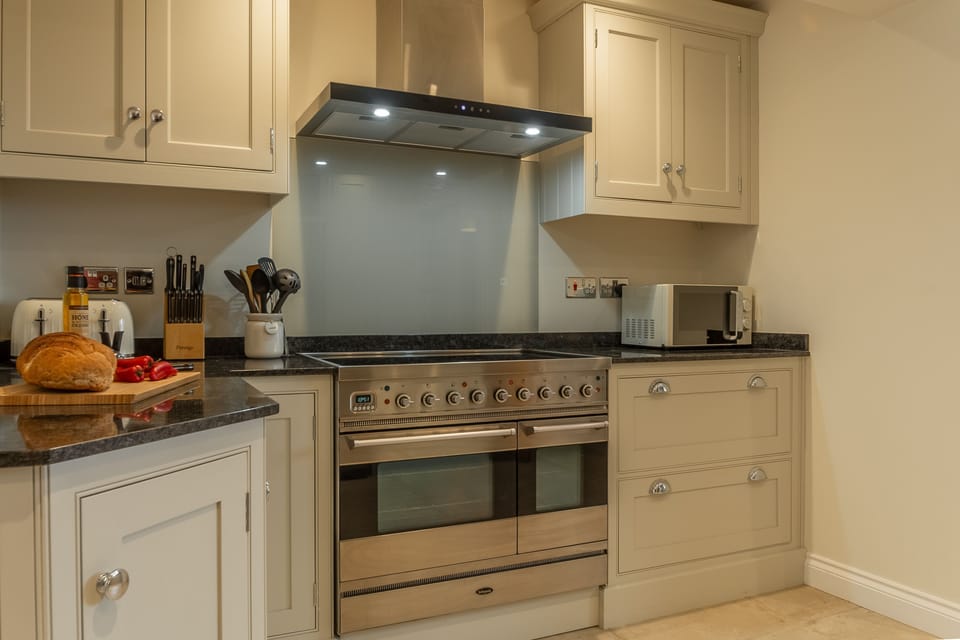 Ground floor: Large integrated cooker
