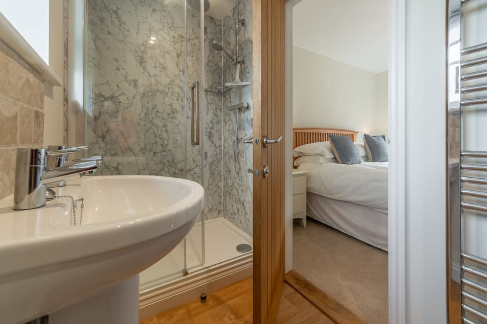 First floor: En-suite shower room