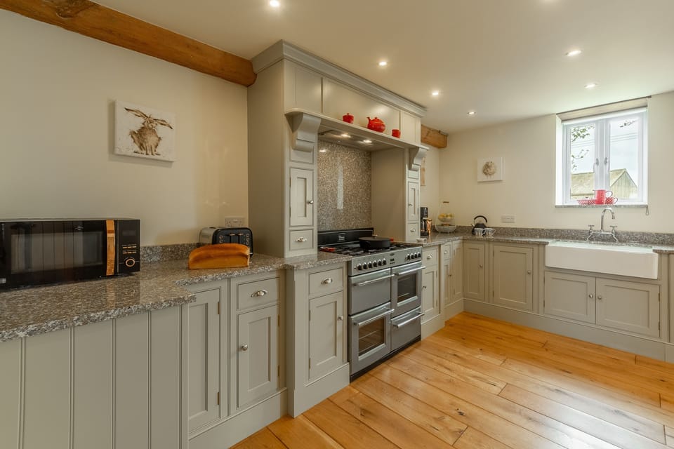 Ground floor: Kitchen with gas range
