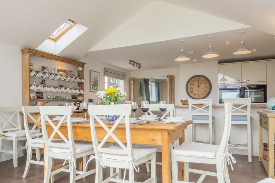 The Potting Shed and Bothy, Ringstead: Light and bright dining area