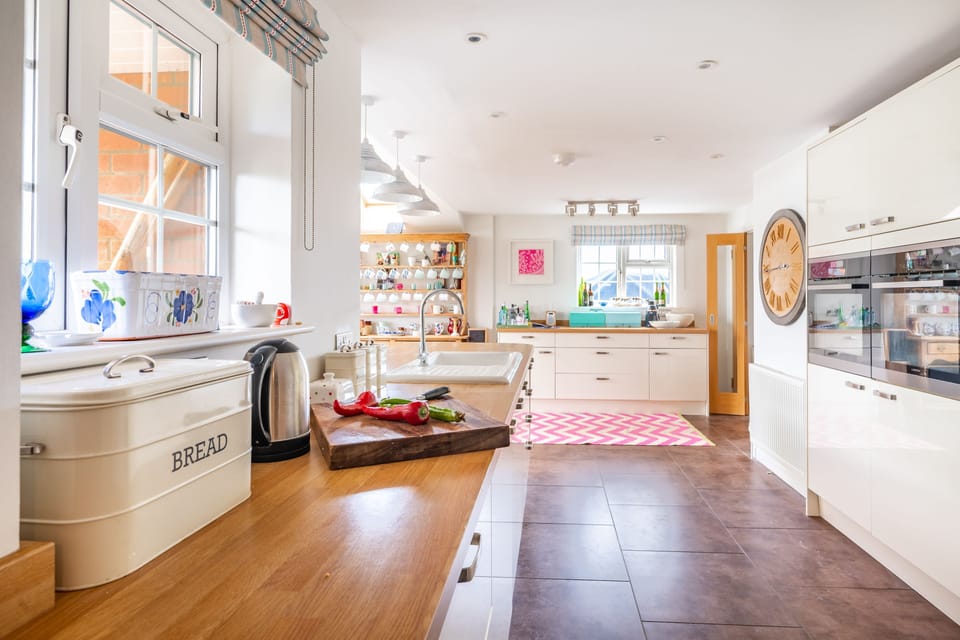Ground floor: Spacious well equipped kitchen