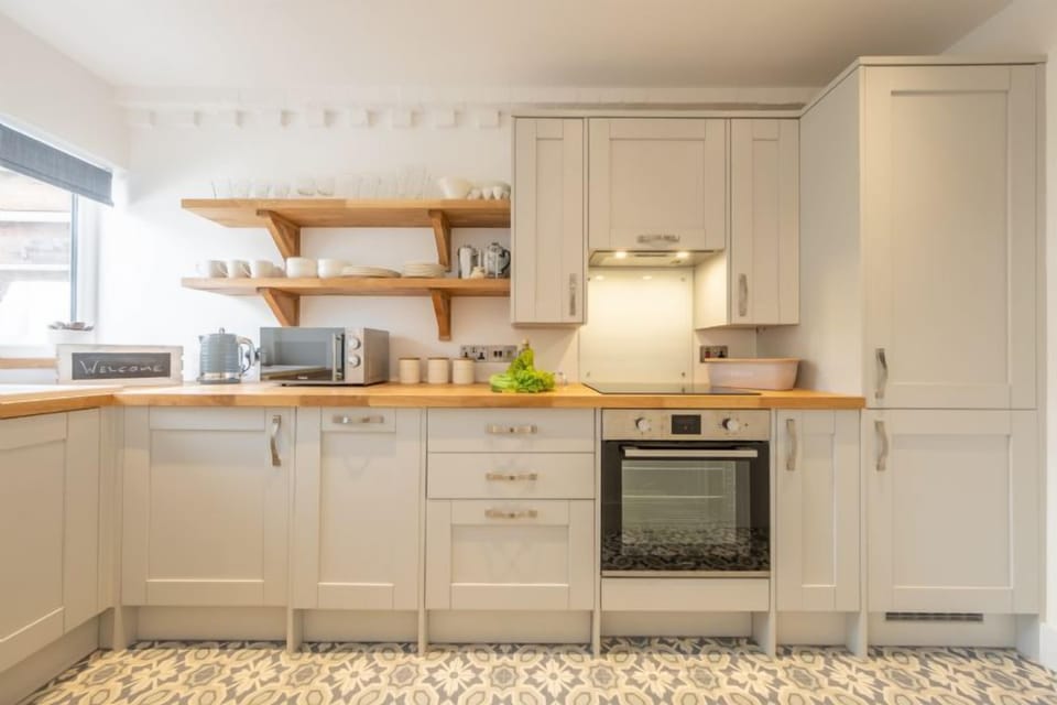 Ground floor: Well-equipped kitchen with electric oven and hob, microwave, dishwasher, fridge-freezer and washing machine