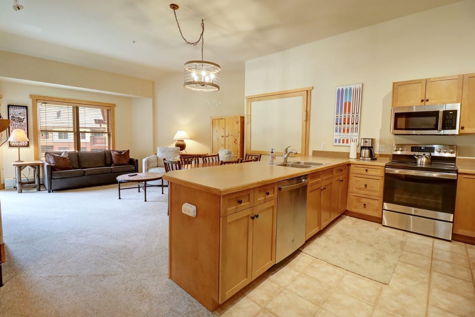 Condo, 1 Bedroom | Private kitchen | Fridge, microwave, oven, coffee/tea maker