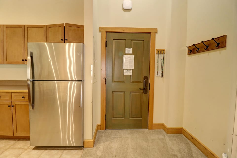 Condo, 1 Bedroom | Private kitchen | Fridge, microwave, oven, coffee/tea maker