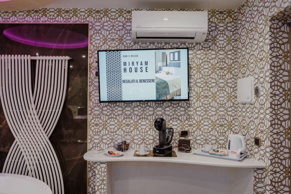 Luxury Suite | Free minibar items, in-room safe, desk, laptop workspace