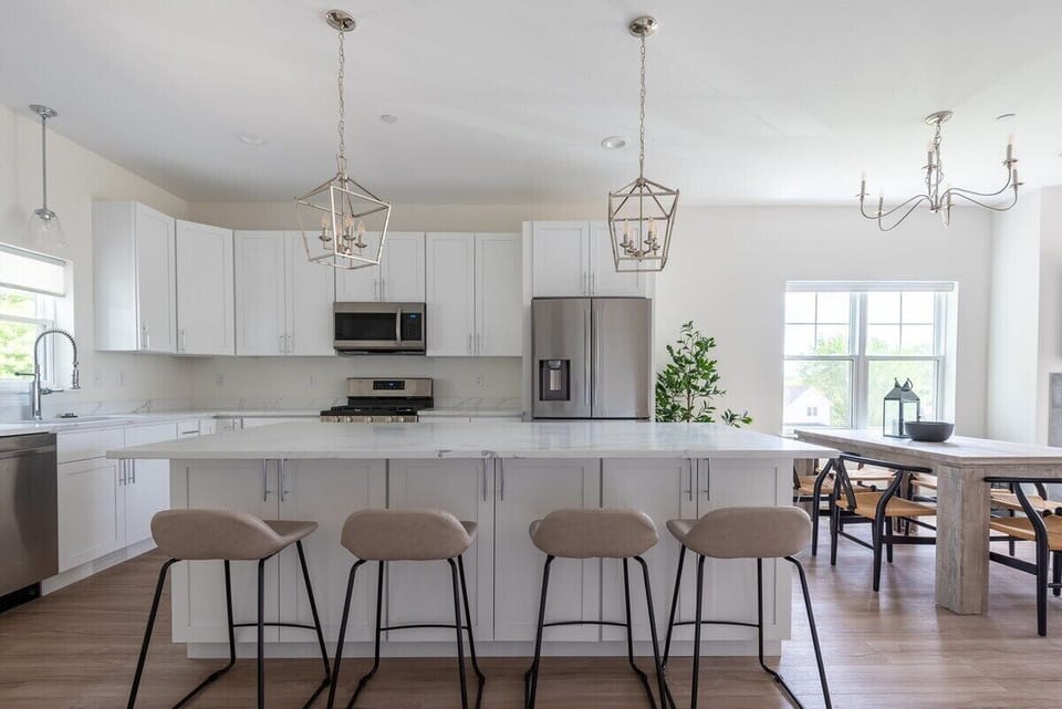 Fully equipped kitchen, island with seating