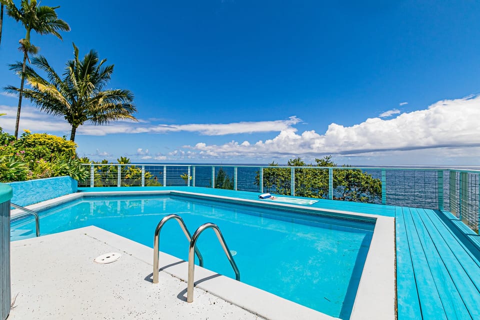 Oceanfront pool overlooks Honolii Surf Beach