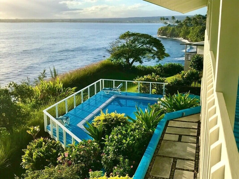 Hale Kai Suites - Oceanfront with pool and hot tub!!