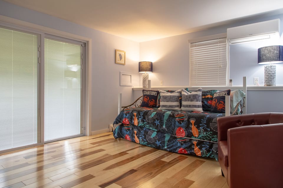 Ground level bedroom - twin trundle beds/can be popped up into a king by request