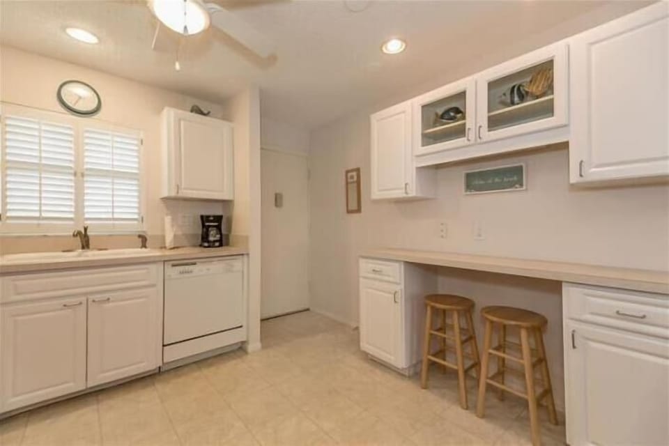 15-KitchenandSideCounter