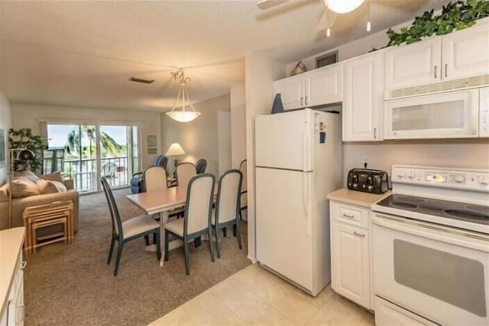 15-LivingRoomandKitchen