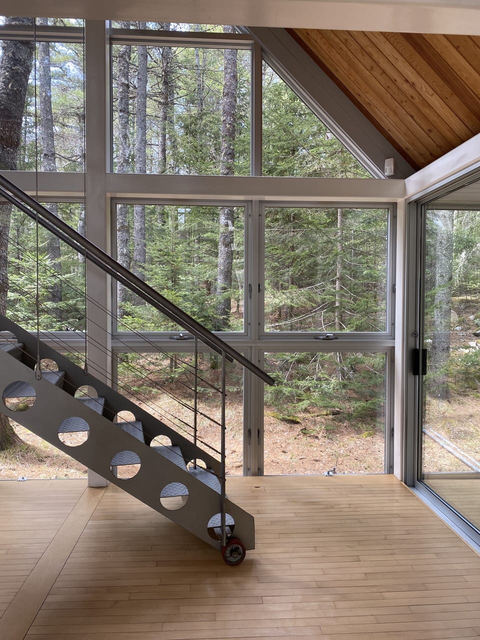 The large staircase in front of the entrance and a view on the western side. 