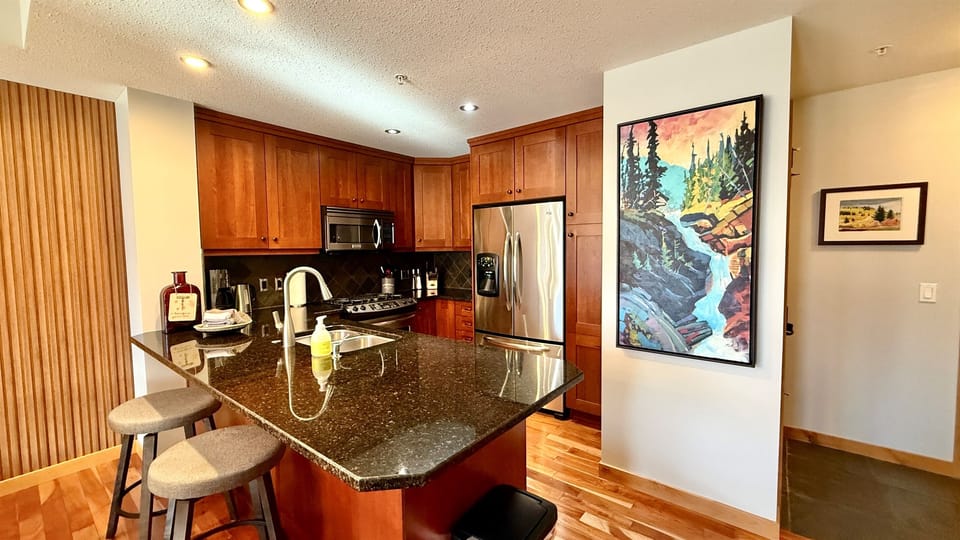 Well stocked kitchen and breakfast bar - seating for 2