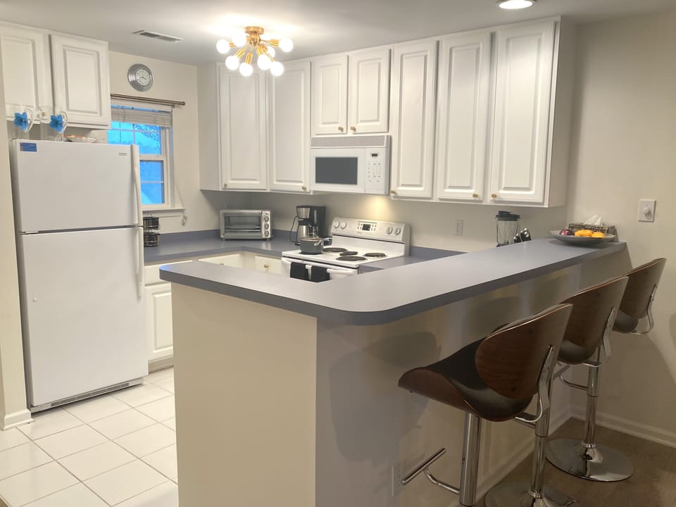 Breakfast bar with seating for 3
