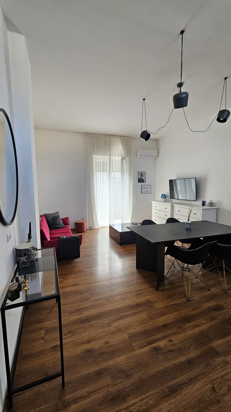 Deluxe Apartment, City View | Living area | 40-inch flat-screen TV with digital channels, Netflix
