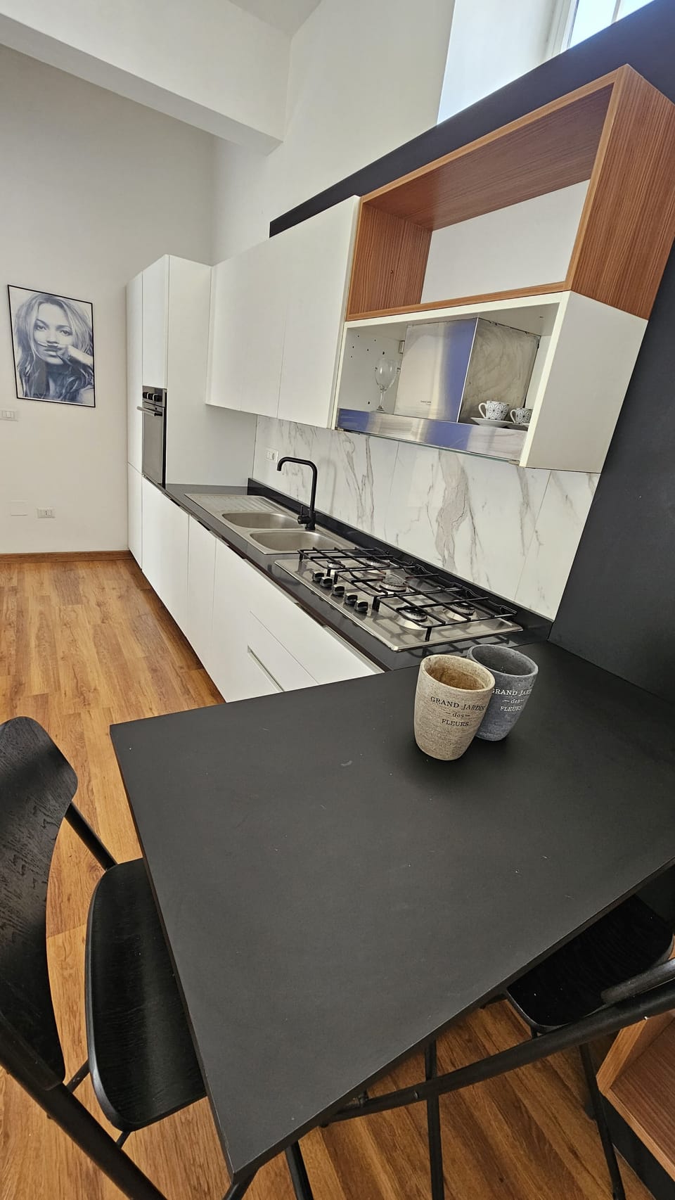 Deluxe Apartment, City View | Private kitchen | Electric kettle