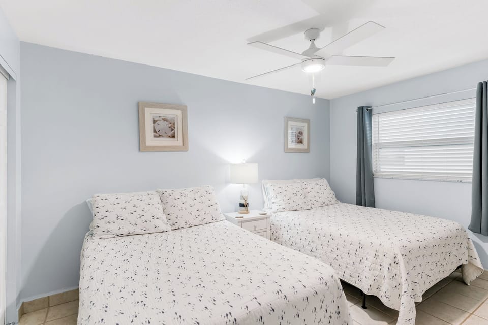 2nd bedroom with 2 full-size beds