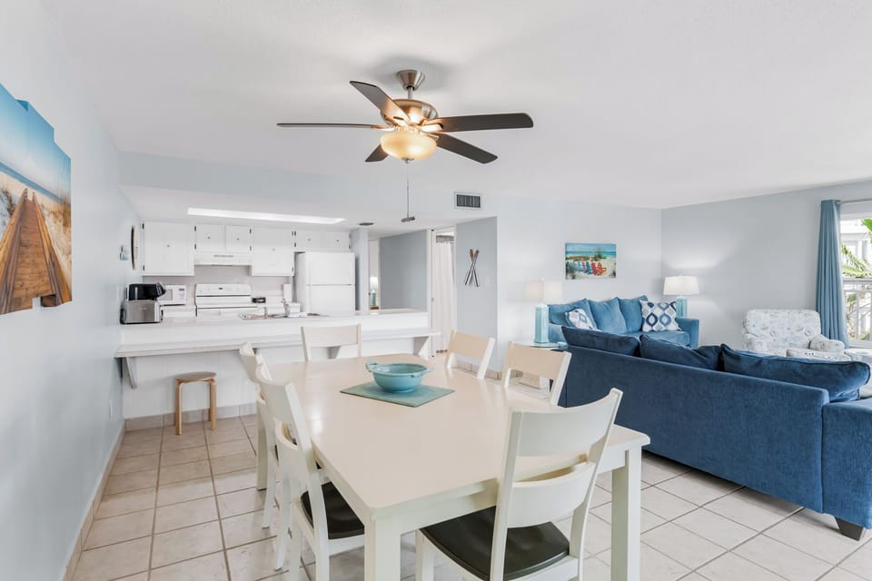 Dining area - seats 6 plus 4 barstools