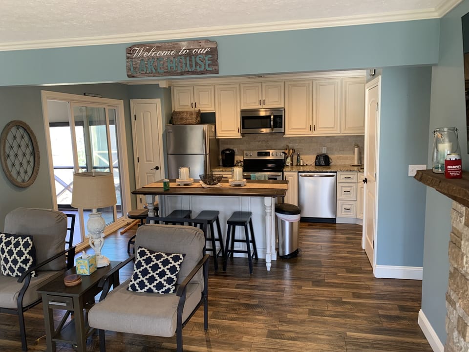 Living Room/Kitchen 