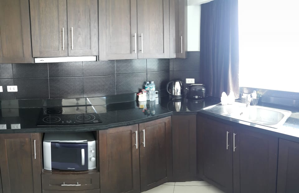 Royal Suite | Private kitchen | Microwave, stovetop, coffee/tea maker, electric kettle