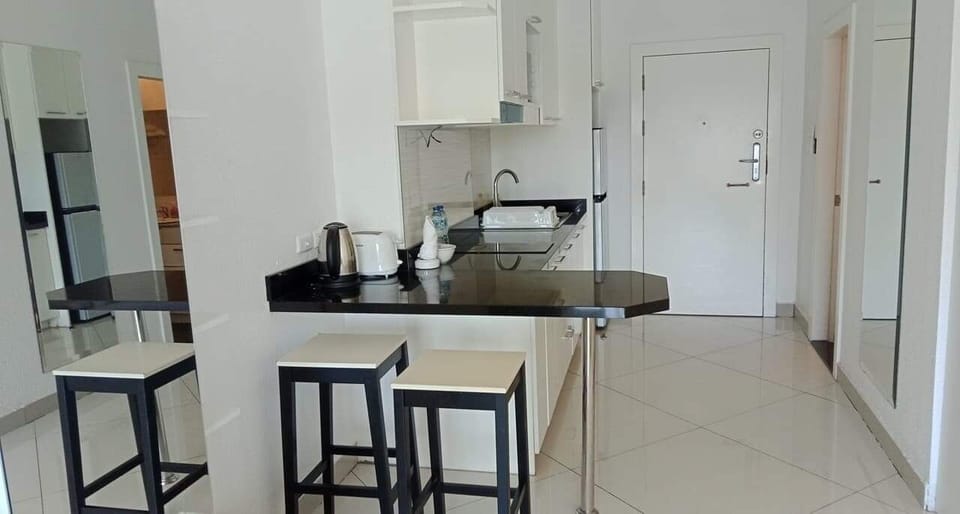 Studio Low Floor | Private kitchen | Microwave, stovetop, coffee/tea maker, electric kettle