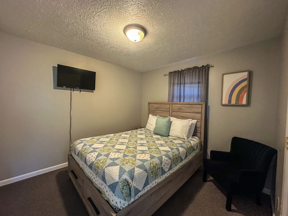 1st Choice Lodging - Twin Lake Retreat - Bedroom 1