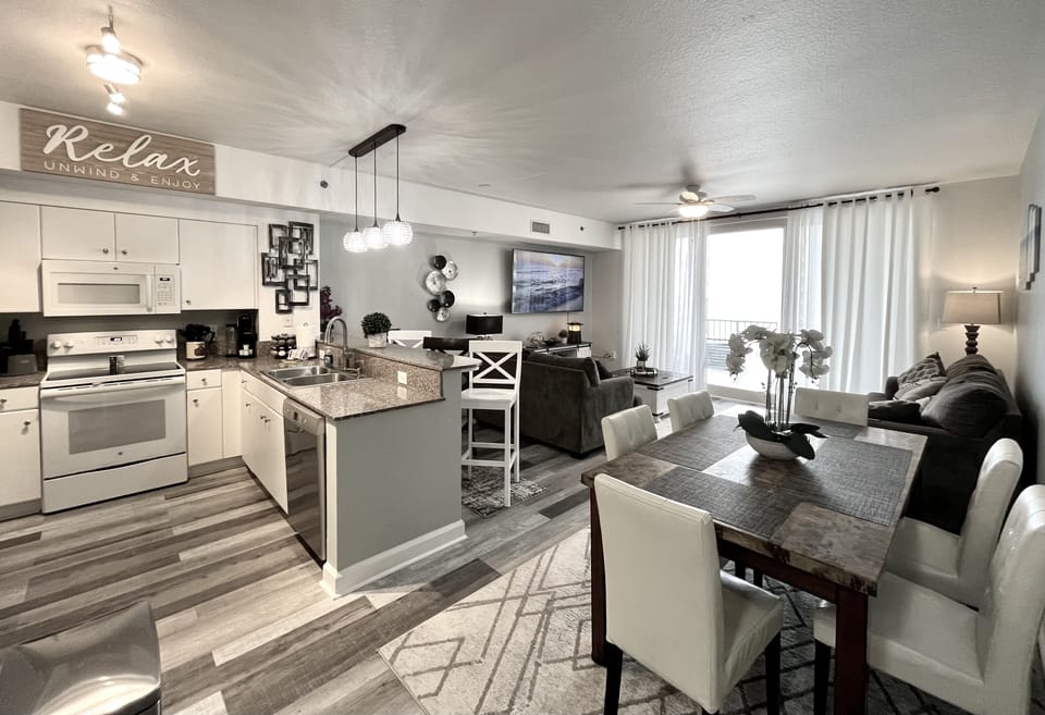 Kitchen & Livingroom Gulfview!!!
