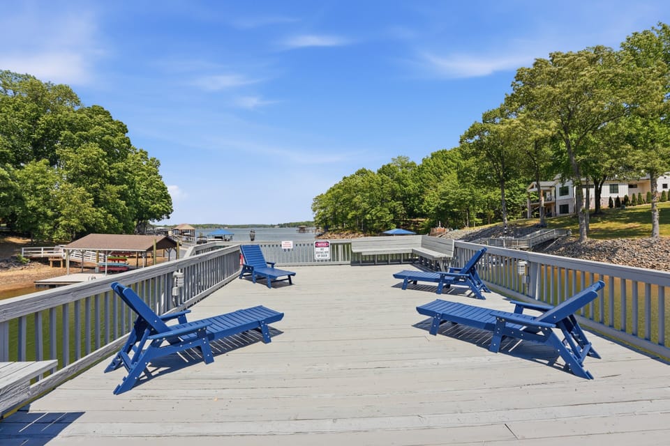 Top of the dock with plenty of seating to enjoy the lake and sun.