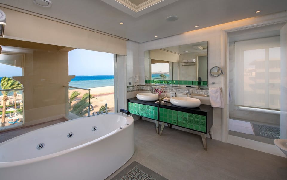 Le Reve Suite Prime Sea View & Pool View with VIP Package | Bathroom | Separate tub and shower, rainfall showerhead, free toiletries